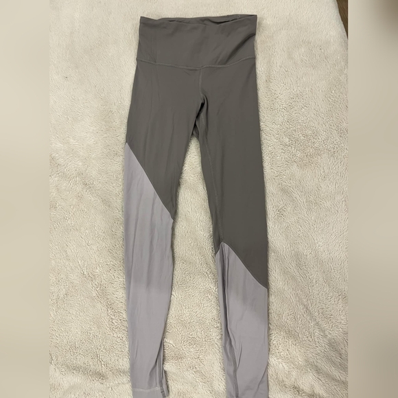 Like new lululemon leggings size 4 - Picture 2 of 4